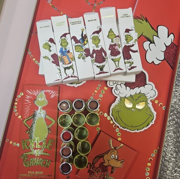 Kylie Jenner Autographed Signed Grinch PR Box NEW Cosmetics Never Been Used! - Picture 15 of 16
